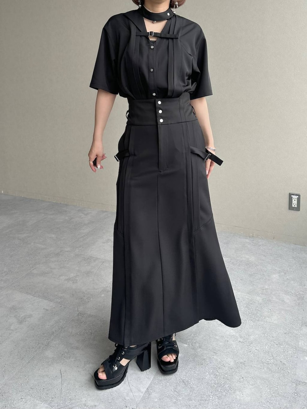 ブラック系のブーツ、ブラック系のシャツ/ブラウス、ブラック系のスカートを着用したレディースの春コーディネートの6枚目の写真