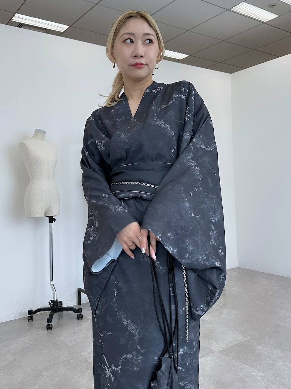 「きれいめ、着痩せ・細見え、モード、結婚式2次会、休日コーデ、デート/ロマンティック、夏コーデ、女子会、個性派、モテ、カラーコーデ_HARE、HARE、浴衣」｜「HAREの【UNISEX】YUKATA-3SET(HARE)（浴衣、ブラック系）」を使った、hare_usamiさん（レディース・158cm）の夏コーディネートの3枚目の写真