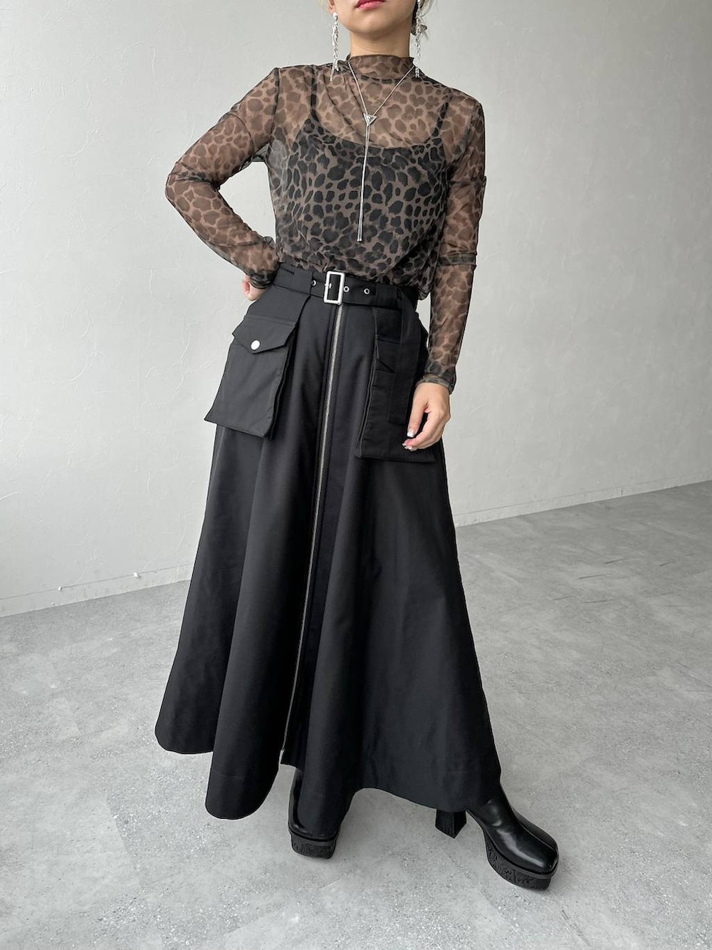 ブラウン系のTシャツ/カットソー、グレー系のテーラードジャケット、グレー系のブーツを着用したレディースの秋コーディネートの7枚目の写真