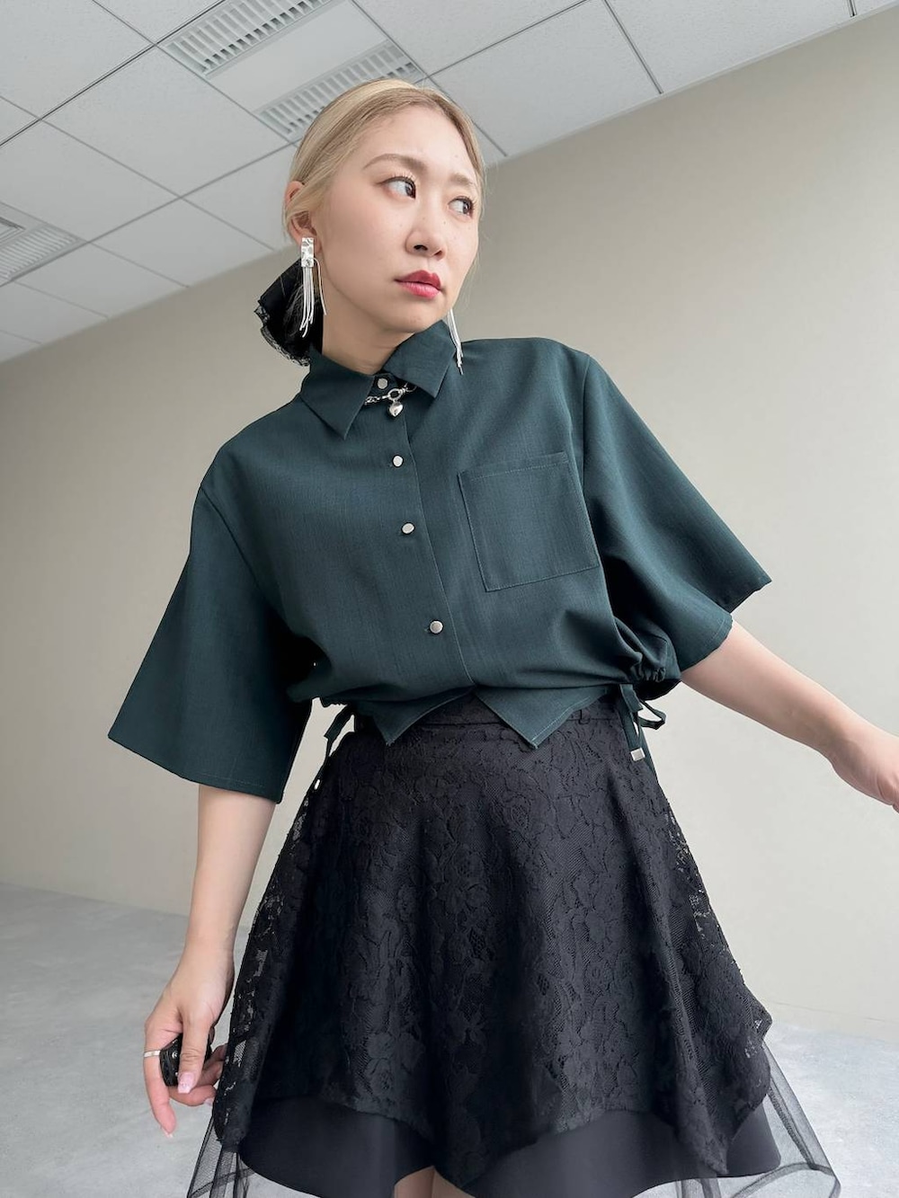 「きれいめ、着痩せ・細見え、モード、結婚式2次会、休日コーデ、デート/ロマンティック、夏コーデ、女子会、個性派、モテ、カラーコーデ_HARE、HARE、シャツ、シャツスタイル、ショートパンツ」｜「HAREのモチーフツキチェーンネックレス(HARE)（ネックレス、シルバー系）」を使った、hare_usamiさん（レディース・158cm）の夏コーディネートの2枚目の写真