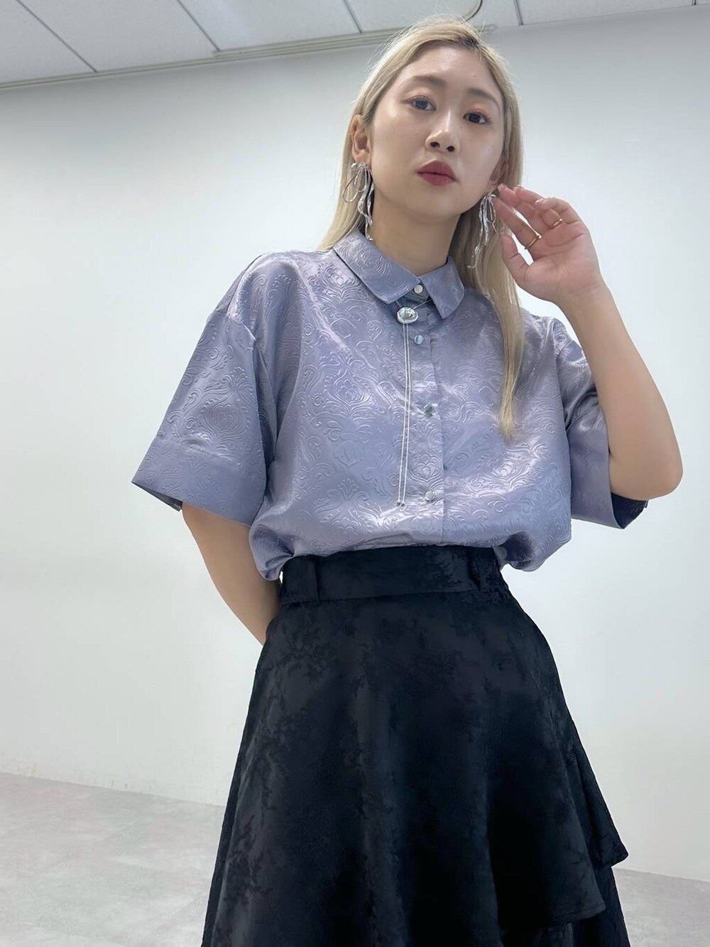 「デート/ロマンティック、女子会、個性派、モテ、シャツ、ロングスカート、ブーツ、体型カバー、着痩せ・細見え、モード、結婚式2次会、休日コーデ、秋コーデ、きれいめ、カラーコーデ_HARE」｜「HAREのメタルヒールメッシュブーサン(HARE)（サンダル、ブラック系）」を使った、hare_usamiさん（骨格ウェーブ・レディース・158cm）の春コーディネートの5枚目の写真