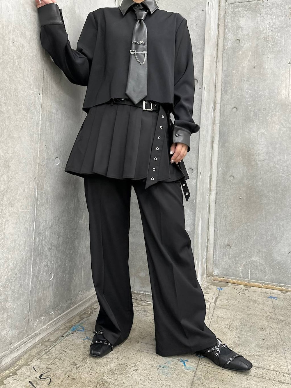 ブラック系のショルダーバッグ、ブラック系のバレエシューズ、シルバー系のピアス（両耳用）を着用したレディースの秋コーディネートの8枚目の写真