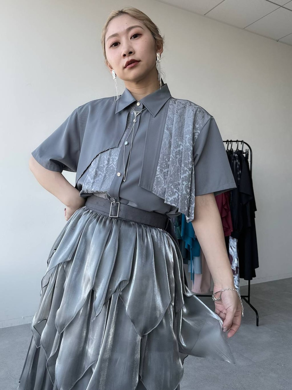 「きれいめ、着痩せ・細見え、モード、結婚式2次会、休日コーデ、デート/ロマンティック、春コーデ、女子会、個性派、モテ、カラーコーデ_HARE、HARE、シャツ、シャツスタイル、スカート」｜「HAREのループタイネックレス(HARE)（ネックレス、シルバー系）」を使った、hare_usamiさん（レディース・158cm）の春コーディネートの4枚目の写真