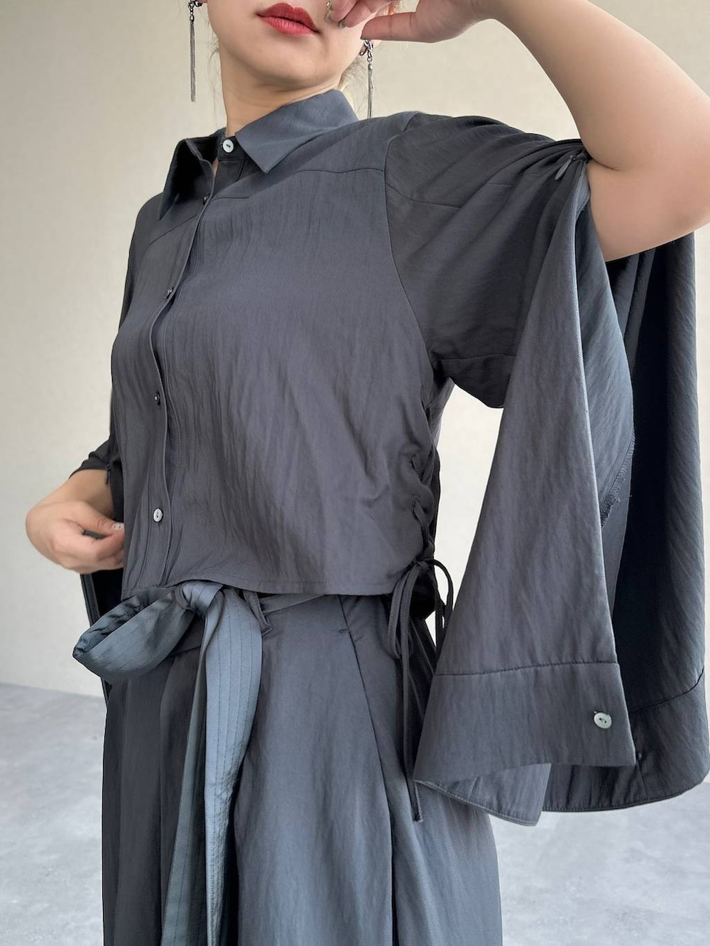 ブラック系のブーツ、グレー系のスカート、グレー系のシャツ/ブラウスを着用したレディースの秋コーディネートの4枚目の写真