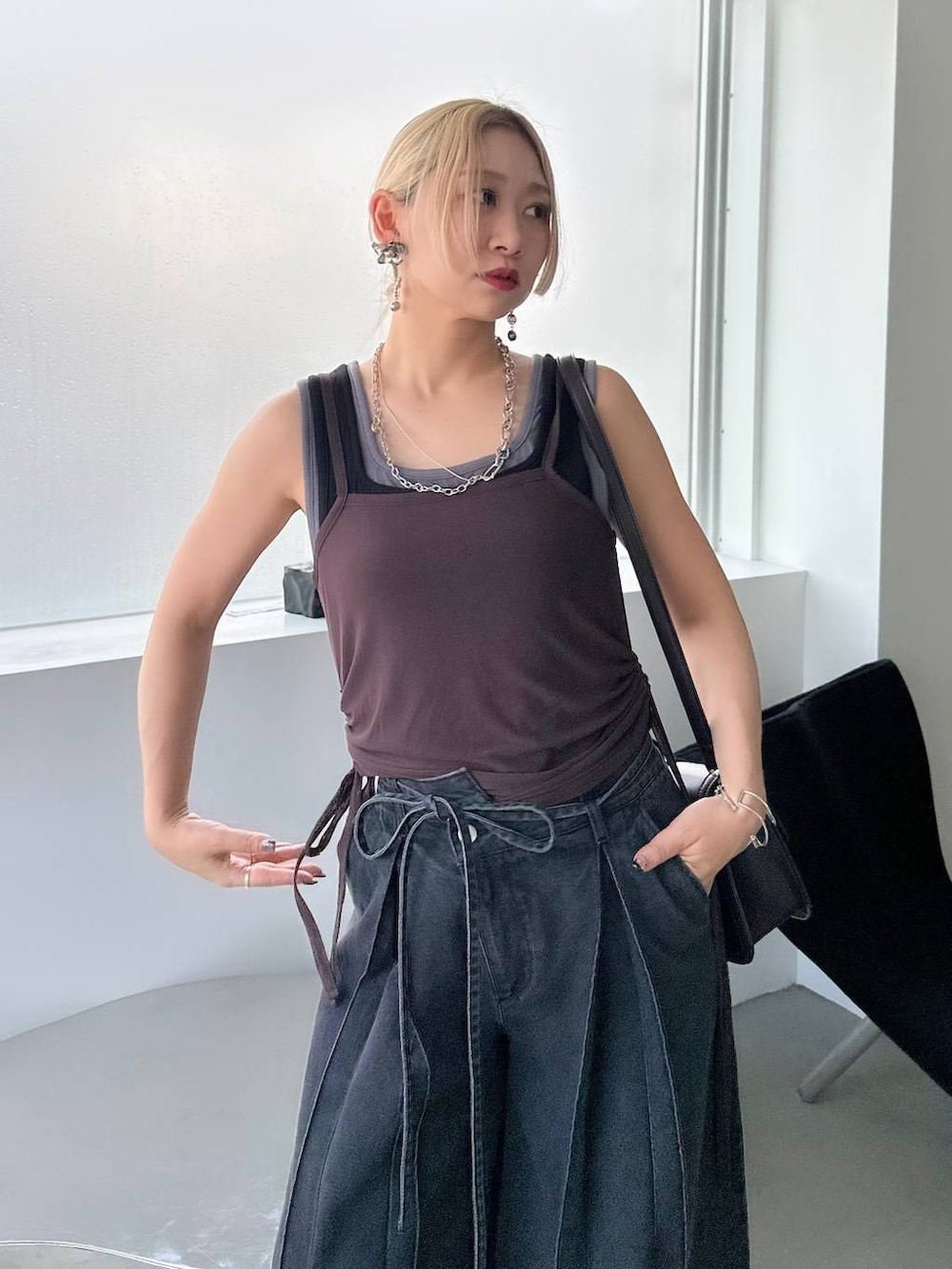 「モテ、夏コーデ、きれいめ、着痩せ・細見え、モード、結婚式2次会、休日コーデ、デート/ロマンティック、女子会、個性派、カラーコーデ_HARE、HARE、タンクトップ、キャミソール、デニムパンツ」｜「HAREのメッシュレースアップブーサン(HARE)（サンダル、ブラック系）」を使った、hare_usamiさん（レディース・158cm）の夏コーディネートの3枚目の写真