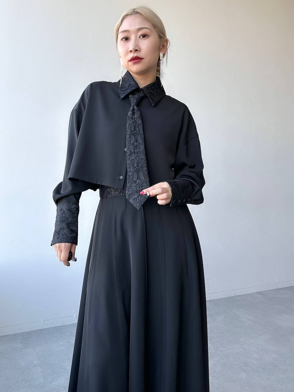 「体型カバー、着痩せ・細見え、モード、結婚式2次会、休日コーデ、デート/ロマンティック、秋コーデ、女子会、個性派、モテ、きれいめ、カラーコーデ_HARE、HARE、セットアップ、シャツ」｜「HAREのバイカーデザインブーツ(HARE)（ブーツ、ブラック系）」を使った、hare_usamiさん（レディース・158cm）の冬コーディネートの4枚目の写真
