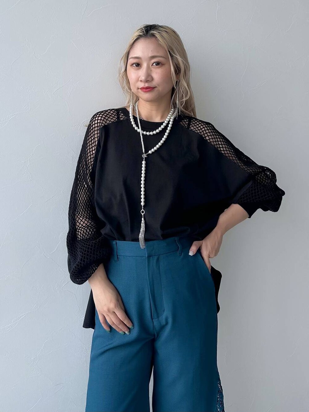 「体型カバー、着痩せ・細見え、モード、結婚式2次会、休日コーデ、デート/ロマンティック、夏コーデ、モテ、女子会、個性派、きれいめ、カラーコーデ_HARE、HARE、ロンT、ワイドパンツ」｜「HAREのフラワーレースキリカエパンツ(HARE)（その他パンツ、ブルー系）」を使った、hare_usamiさん（骨格ウェーブ・レディース・158cm）の夏コーディネートの6枚目の写真