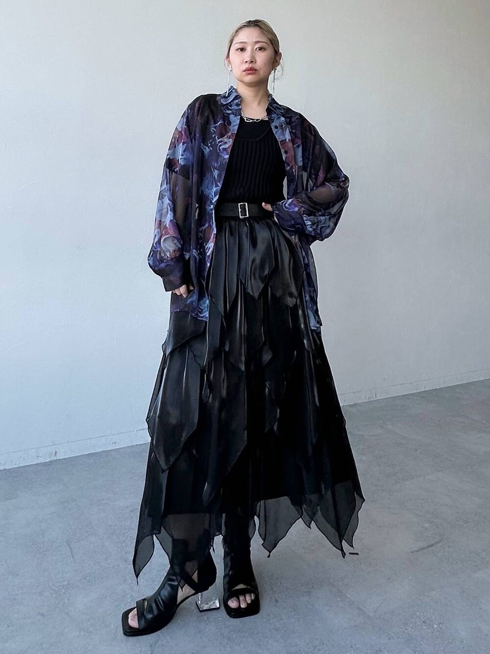 ブラック系のサンダル、ブラック系のニット/セーター、パープル系のシャツ/ブラウスを着用したレディースの春コーディネートの8枚目の写真