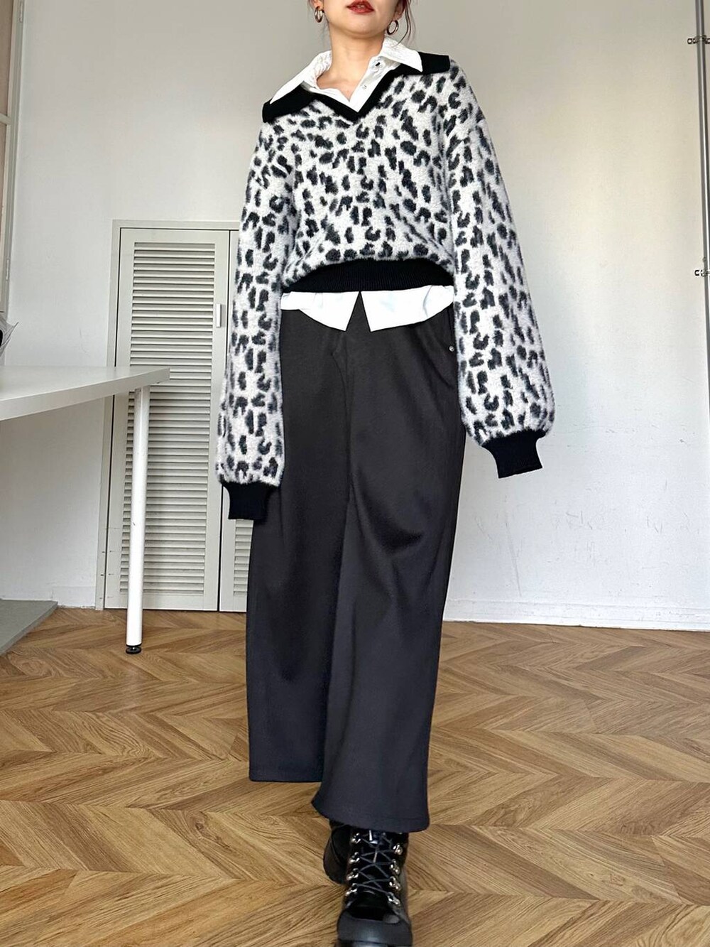 ブラック系のブーツ、ホワイト系のシャツ/ブラウス、ブラック系のスカートを着用したレディースの秋コーディネートの9枚目の写真