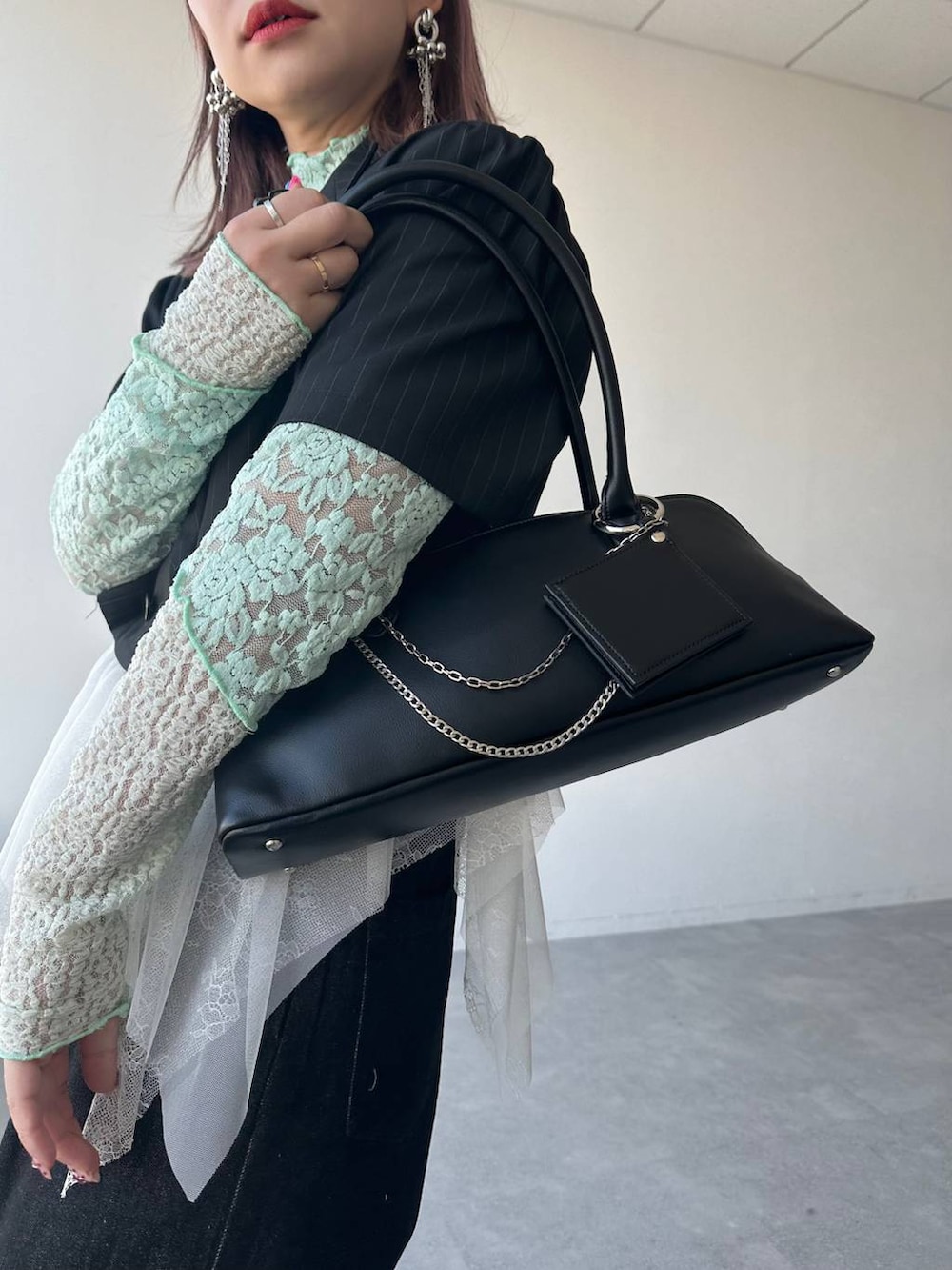 ブラック系のサンダル、ブラック系のデニムパンツ、グリーン系のTシャツ/カットソーを着用したレディースの春コーディネートの3枚目の写真