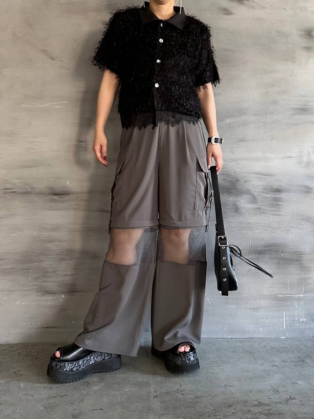 ブラック系のTシャツ/カットソー、グレー系のカーゴパンツ、ブラック系のブレスレットを着用したレディースの春コーディネートの9枚目の写真