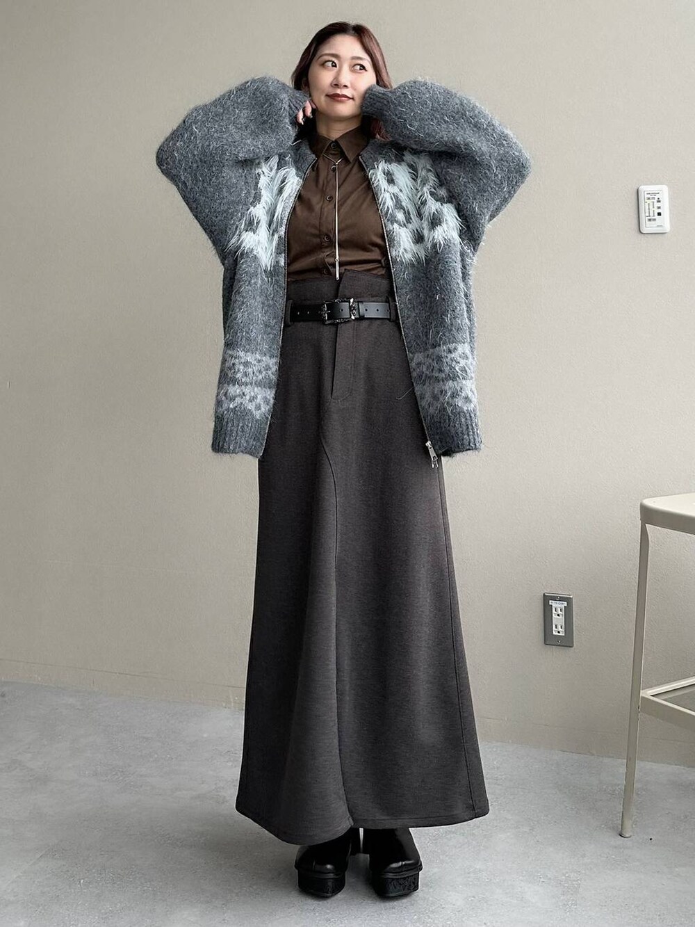 ブラック系のブーツ、ブラウン系のシャツ/ブラウス、グレー系のカーディガン/ボレロを着用したレディースの秋コーディネートの9枚目の写真