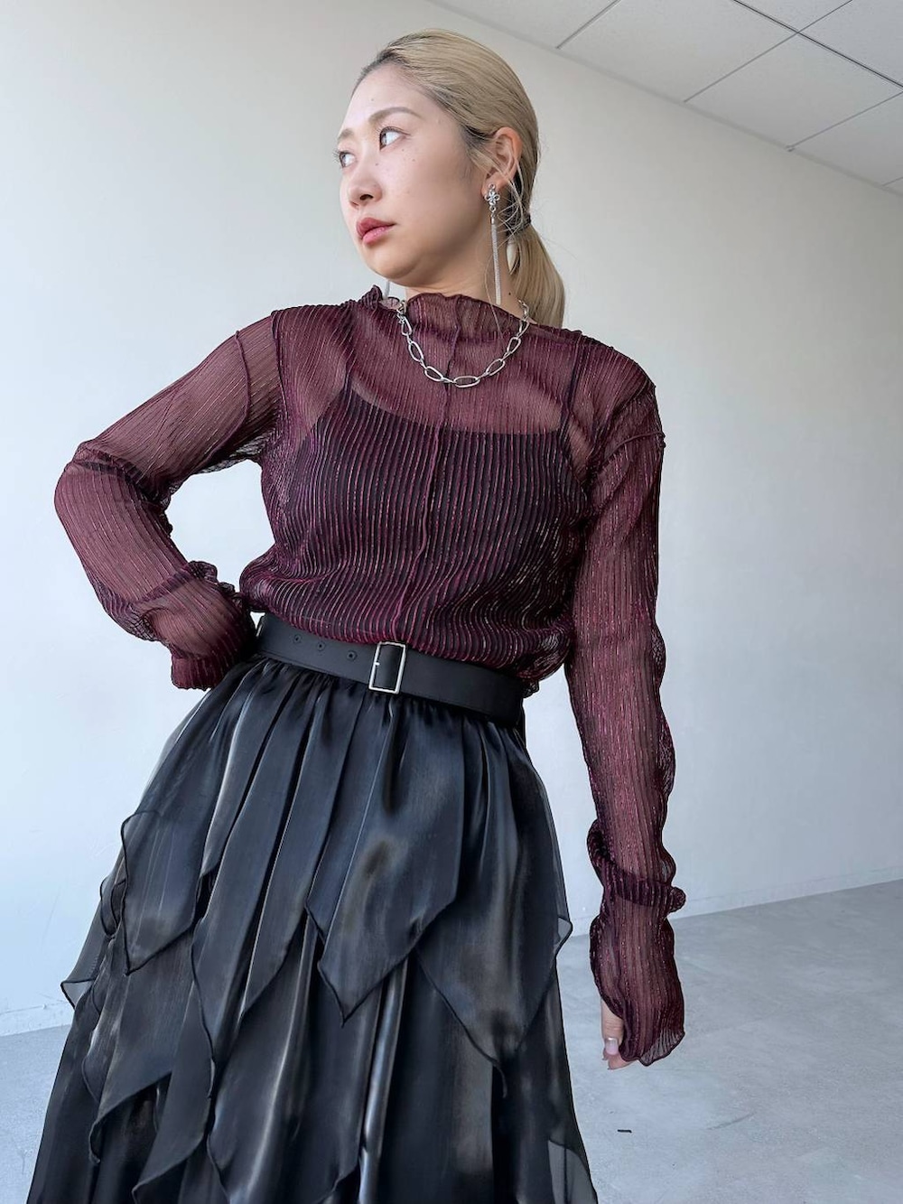 「モテ、きれいめ、着痩せ・細見え、モード、結婚式2次会、休日コーデ、デート/ロマンティック、春コーデ、女子会、個性派、カラーコーデ_HARE、HARE、スカート」｜「HAREのデザインラメシアートップス(HARE)（Tシャツ/カットソー、ピンク系）」を使った、hare_usamiさん（レディース・158cm）の春コーディネートの3枚目の写真