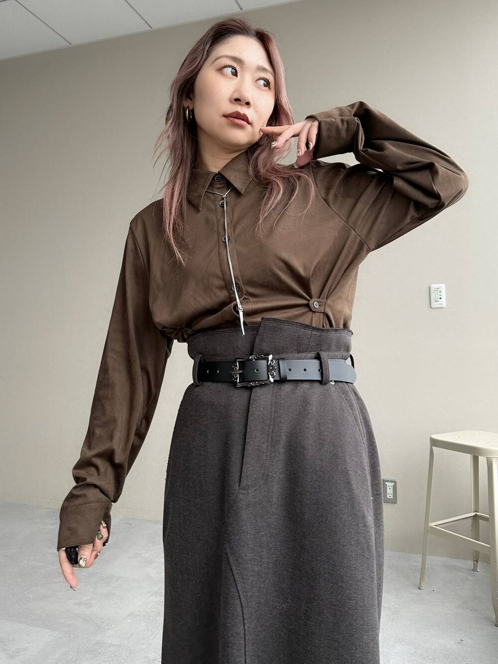 ブラック系のブーツ、ブラウン系のシャツ/ブラウス、グレー系のカーディガン/ボレロを着用したレディースの秋コーディネートの8枚目の写真