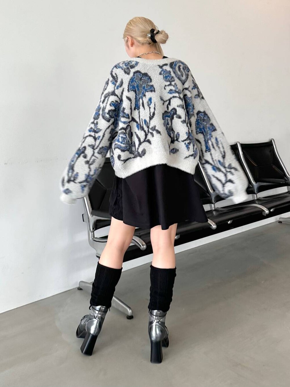 「体型カバー、着痩せ・細見え、モード、結婚式2次会、休日コーデ、デート/ロマンティック、秋コーデ、女子会、個性派、モテ、きれいめ、カラーコーデ_HARE、HARE、ブーツ、カーディガン」｜「HAREの2WAYラメシャギーニットカーディガン(HARE)（カーディガン/ボレロ、グレー系）」を使った、hare_usamiさん（骨格ウェーブ・レディース・158cm）の夏コーディネートの2枚目の写真