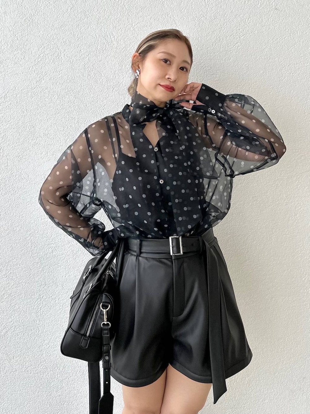 「きれいめ、着痩せ・細見え、モード、結婚式2次会、休日コーデ、デート/ロマンティック、秋コーデ、女子会、個性派、モテ、HARE、秋冬新作、ブラウス、ショートパンツ、ブーツ」｜「HAREのチェーンフリンジイヤリング(HARE)（イヤリング、ブラック系）」を使った、hare_usamiさん（レディース・158cm）の夏コーディネートの4枚目の写真