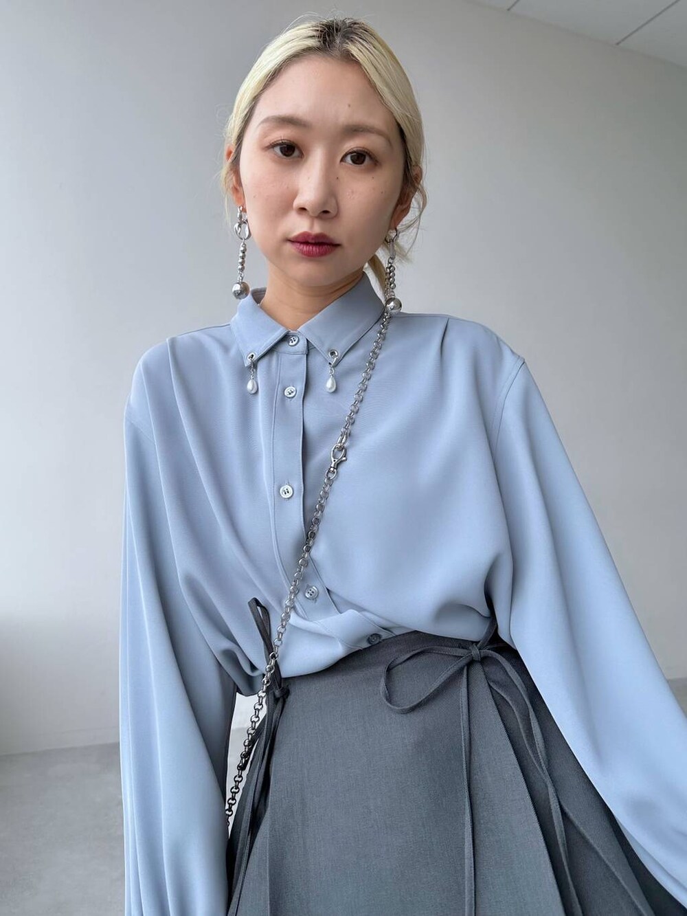 「モード、結婚式2次会、休日コーデ、デート/ロマンティック、シャツ、シャツスタイル、ショートパンツ、HARE、体型カバー、着痩せ・細見え、秋コーデ、女子会、個性派、モテ、きれいめ」｜「HAREのメタルレースアップシューズ(HARE)（ドレスシューズ、ブラック系）」を使った、hare_usamiさん（レディース・158cm）の冬コーディネートの5枚目の写真