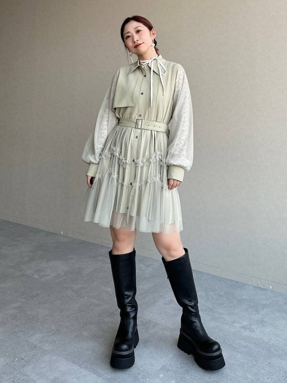 ブラック系のブーツ、ホワイト系のTシャツ/カットソー、イエロー系のワンピースを着用したレディースの冬コーディネートの8枚目の写真