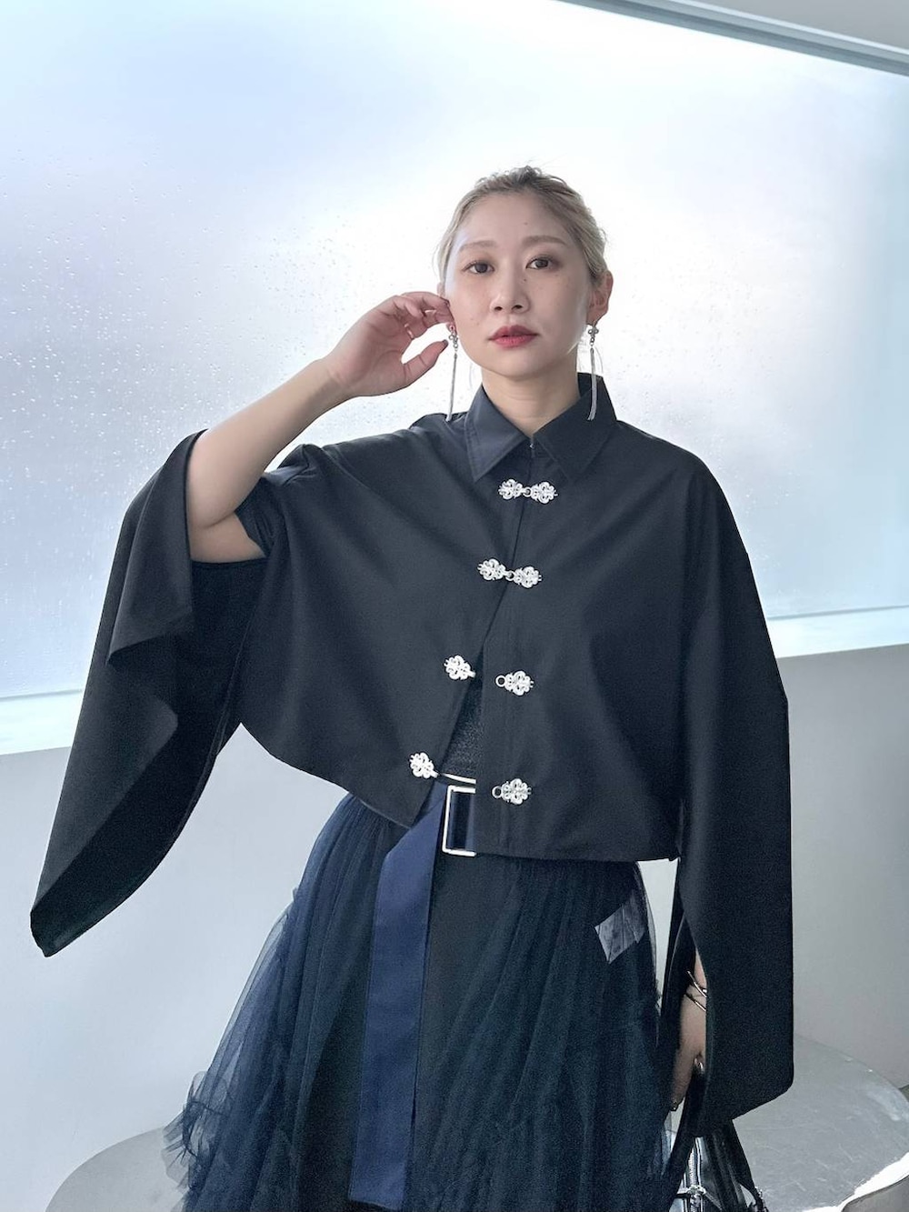 ブラック系のボストンバッグ、ブラック系のシャツ/ブラウス、ブラック系のローファーを着用したレディースの夏コーディネートの6枚目の写真