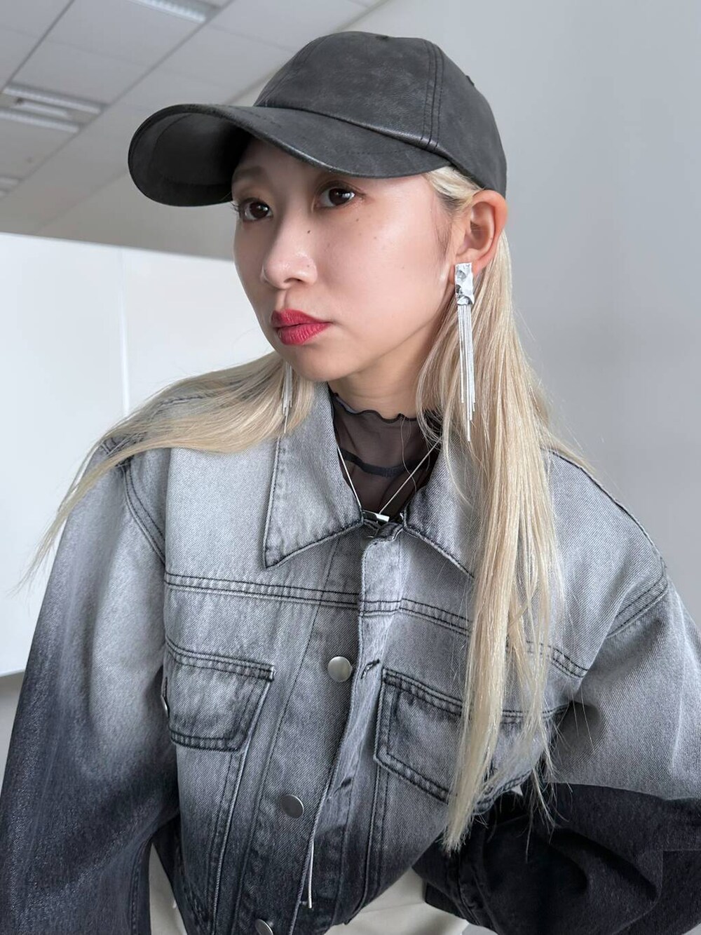 「体型カバー、着痩せ・細見え、モード、結婚式2次会、休日コーデ、デート/ロマンティック、秋コーデ、女子会、個性派、モテ、きれいめ、カラーコーデ_HARE、HARE、デニムジャケット、ショートパンツ」｜「HAREのレザーキャップ(HARE)（キャップ、ブラック系）」を使った、hare_usamiさん（レディース・158cm）の冬コーディネートの7枚目の写真