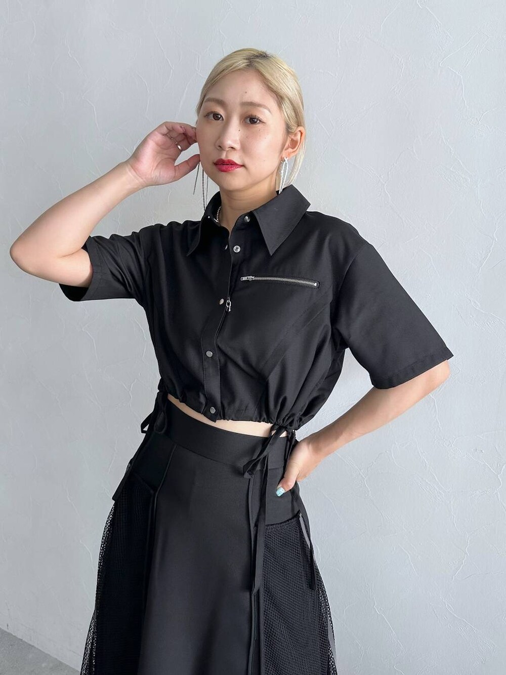 ブラック系のシャツ/ブラウス、ブラック系のスカート、ブラック系のサンダルを着用したレディースの夏コーディネートの3枚目の写真