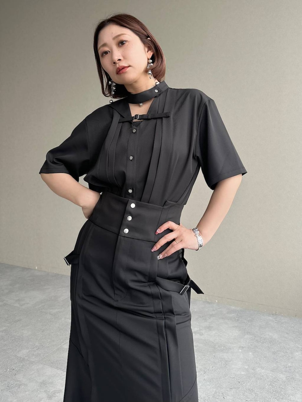 ブラック系のブーツ、ブラック系のシャツ/ブラウス、ブラック系のスカートを着用したレディースの春コーディネートの5枚目の写真