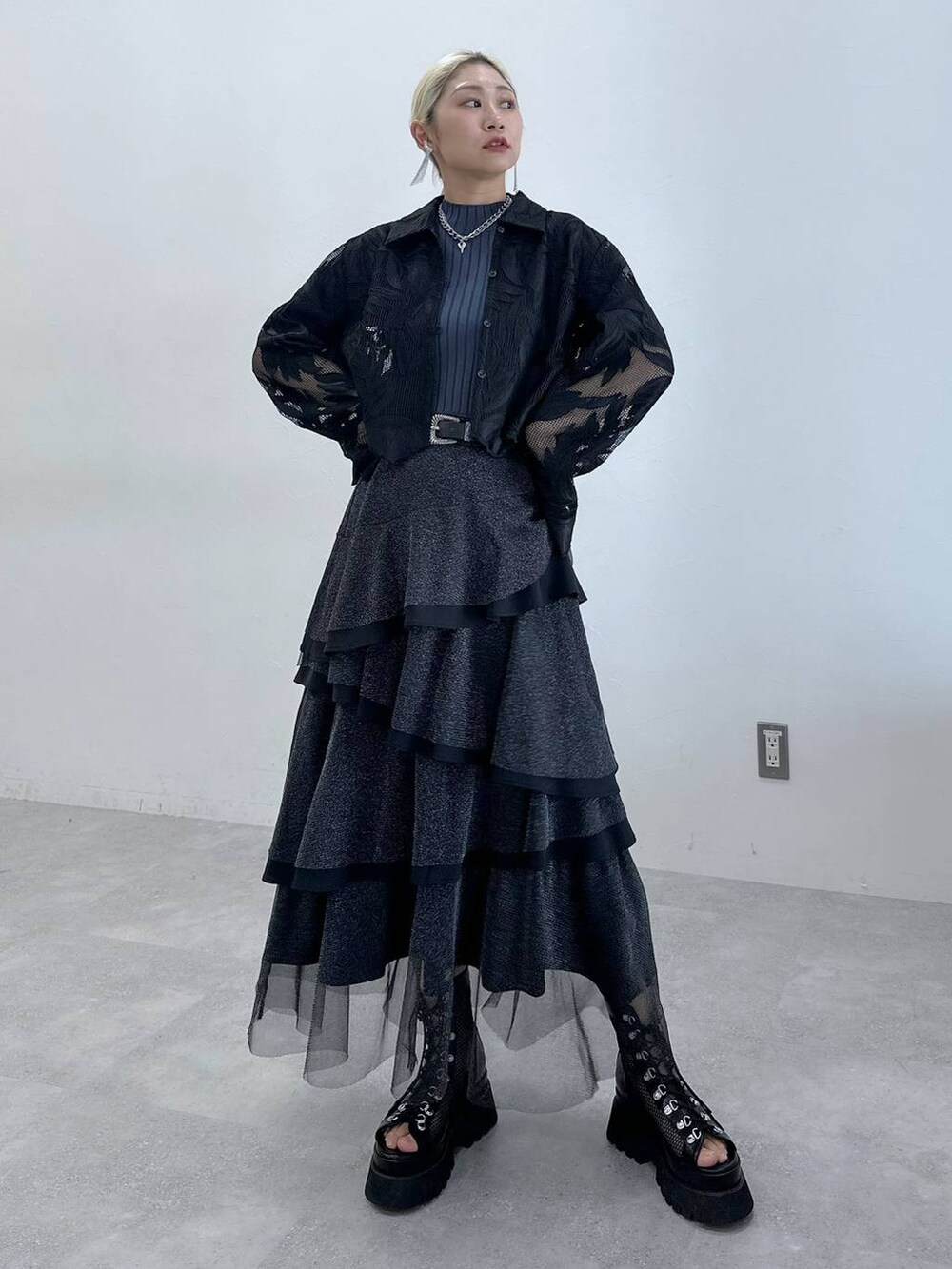 「体型カバー、着痩せ・細見え、モード、結婚式2次会、休日コーデ、デート/ロマンティック、秋コーデ、女子会、個性派、モテ、きれいめ、カラーコーデ_HARE、HARE、ロングスカート、ニット」｜「HAREのビジューフリンジイヤリング(HARE)（イヤリング、シルバー系）」を使った、hare_usamiさん（骨格ウェーブ・レディース・158cm）の春コーディネートの8枚目の写真