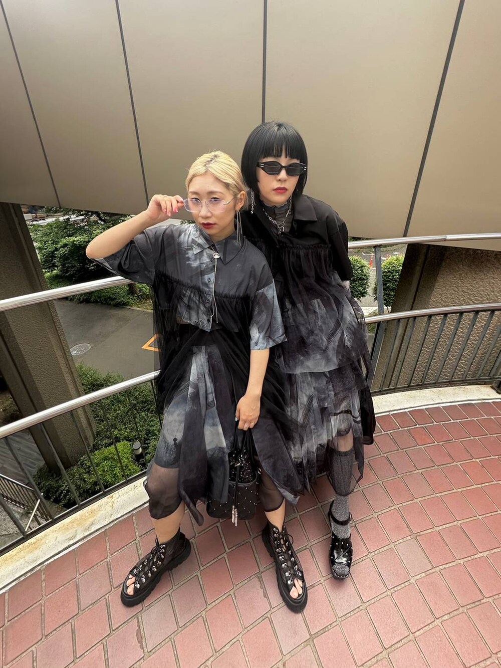 「体型カバー、着痩せ・細見え、モード、結婚式2次会、休日コーデ、デート/ロマンティック、夏コーデ、女子会、個性派、モテ、きれいめ、カラーコーデ_HARE、HARE、リンクコーデ」｜「HAREのシャークソールチャンキーサンダル(HARE)（サンダル、ブラック系）」を使った、hare_usamiさん（骨格ウェーブ・レディース・158cm）の春コーディネートの8枚目の写真