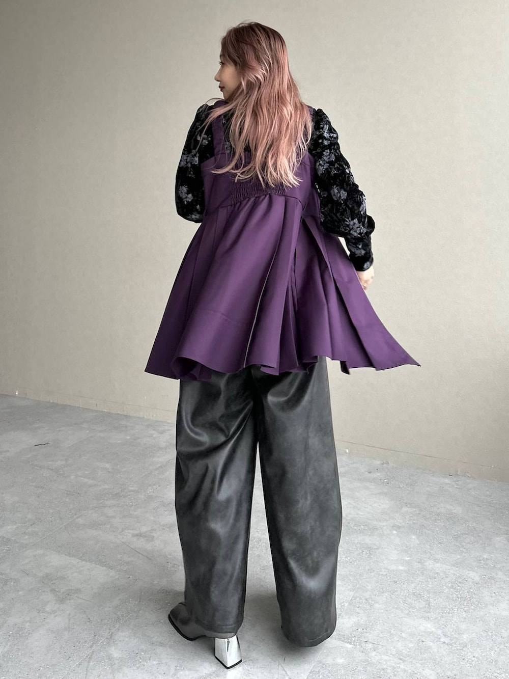 グレー系のその他パンツ、シルバー系のブーツ、パープル系のチュニックを着用したレディースの冬コーディネートの2枚目の写真