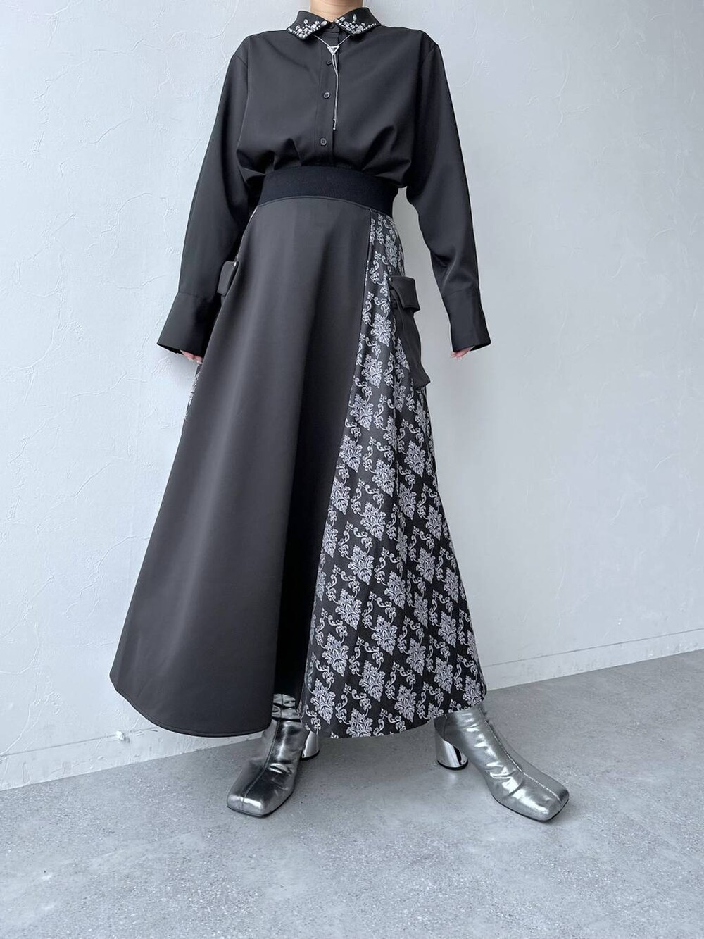 「体型カバー、着痩せ・細見え、モード、結婚式2次会、休日コーデ、デート/ロマンティック、秋コーデ、女子会、個性派、モテ、きれいめ、カラーコーデ_HARE、HARE、シャツ、ワントーン」｜「HAREのメタルヒールストレッチブーツ(HARE)（ブーツ、シルバー系）」を使った、hare_usamiさん（骨格ウェーブ・レディース・158cm）の秋コーディネートの4枚目の写真