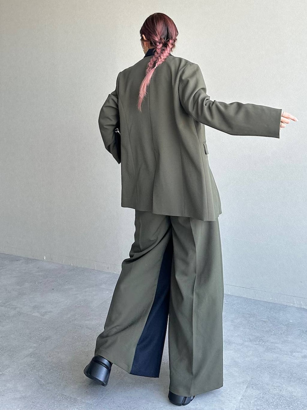 その他のネクタイ、ブラック系のショルダーバッグ、ブラック系のローファーを着用したレディースの冬コーディネートの2枚目の写真