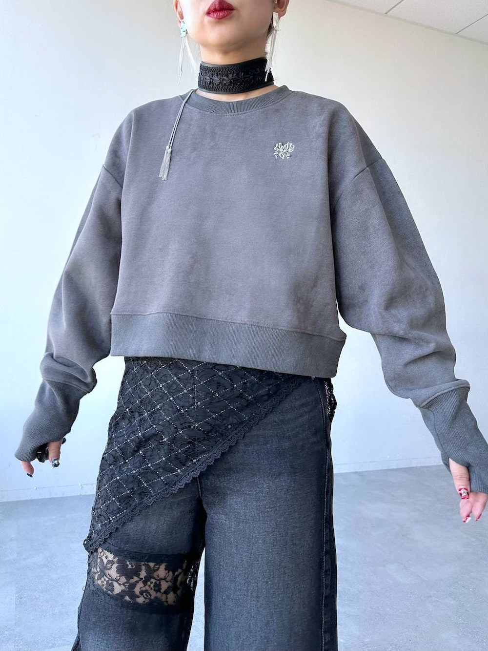 「体型カバー、着痩せ・細見え、モード、結婚式2次会、休日コーデ、デート/ロマンティック、秋コーデ、女子会、個性派、モテ、きれいめ、カラーコーデ_HARE、HARE、デニムパンツ、スウェット」｜「HAREのバイカーデザインブーツ(HARE)（ブーツ、ブラック系）」を使った、hare_usamiさん（レディース・158cm）の冬コーディネートの3枚目の写真
