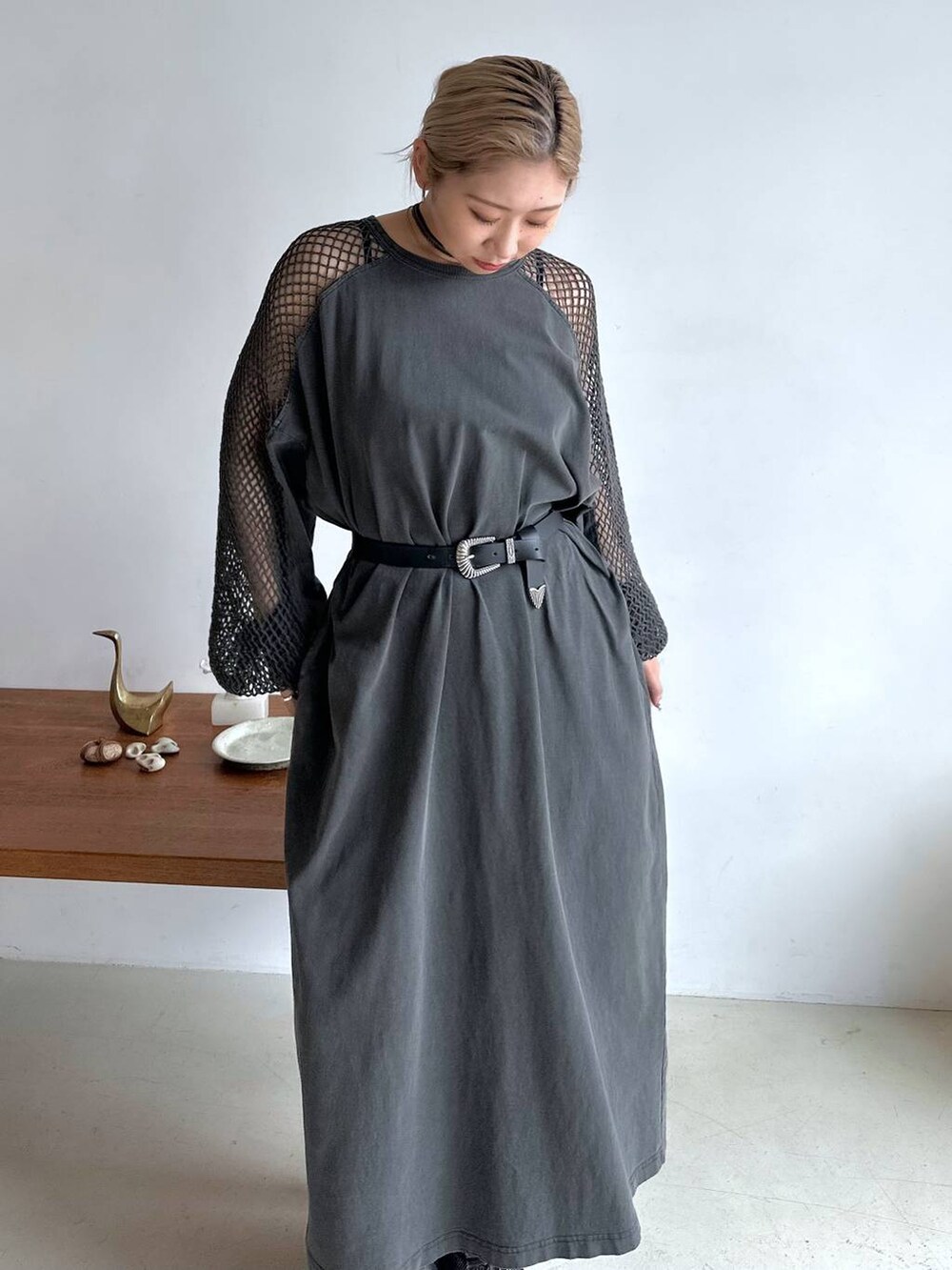 シルバー系のサンダル、グレー系のワンピース、ブラック系のベルトを着用したレディースの春コーディネートの6枚目の写真