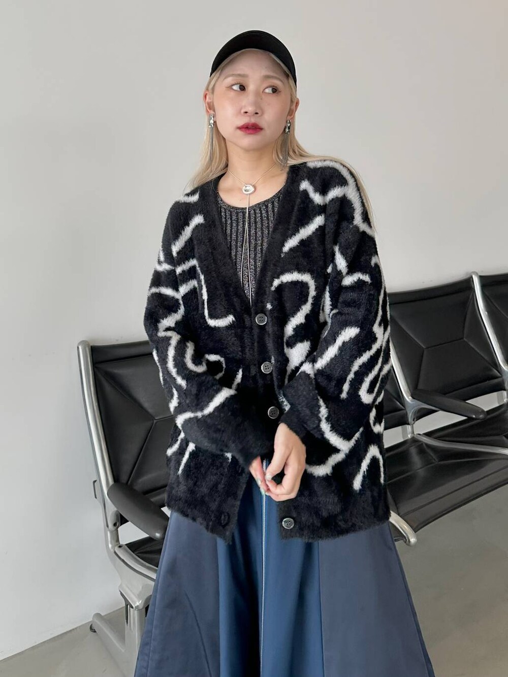 「体型カバー、着痩せ・細見え、モード、結婚式2次会、休日コーデ、デート/ロマンティック、秋コーデ、女子会、個性派、モテ、きれいめ、カラーコーデ_HARE、HARE、カーディガン、ブーツ」｜「HAREの2WAYスクエアラメニットタンクトップ(HARE)（タンクトップ、ブラック系）」を使った、hare_usamiさん（骨格ウェーブ・レディース・158cm）の秋コーディネートの3枚目の写真