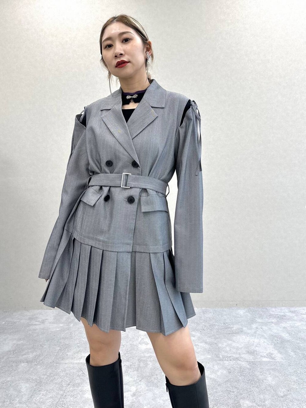 ブラック系のニット/セーター、その他のワンピース、ブラック系のブーツを着用したレディースの秋コーディネートの9枚目の写真