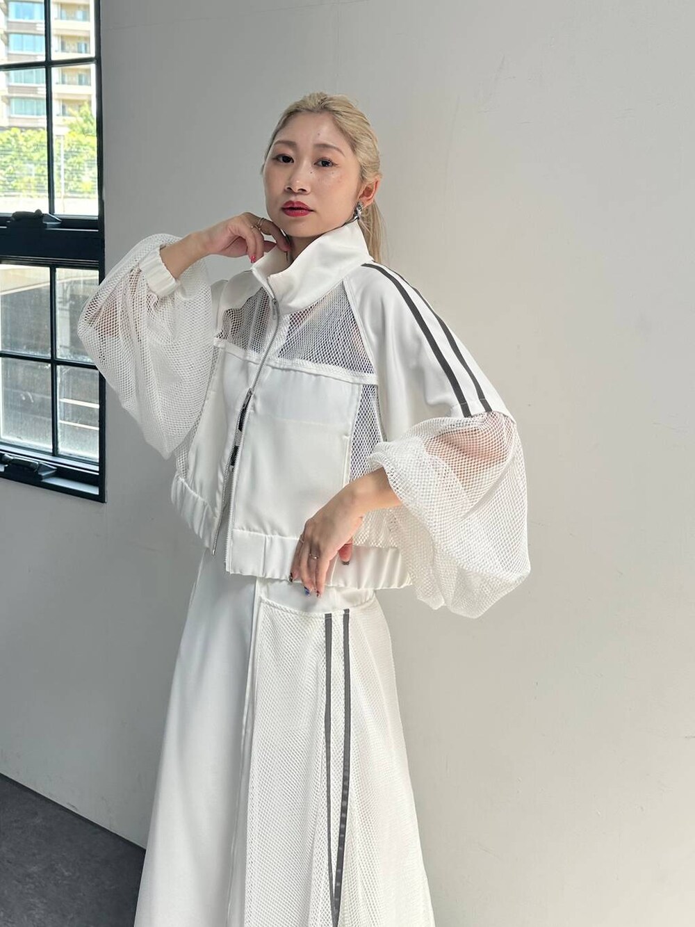 「休日コーデ、体型カバー、着痩せ・細見え、モード、結婚式2次会、デート/ロマンティック、夏コーデ、女子会、個性派、モテ、きれいめ、カラーコーデ_HARE、HARE、セットアップ、ブルゾン」｜「HAREのメタルヒールメッシュブーサン(HARE)（サンダル、ホワイト系）」を使った、hare_usamiさん（骨格ウェーブ・レディース・158cm）の春コーディネートの3枚目の写真