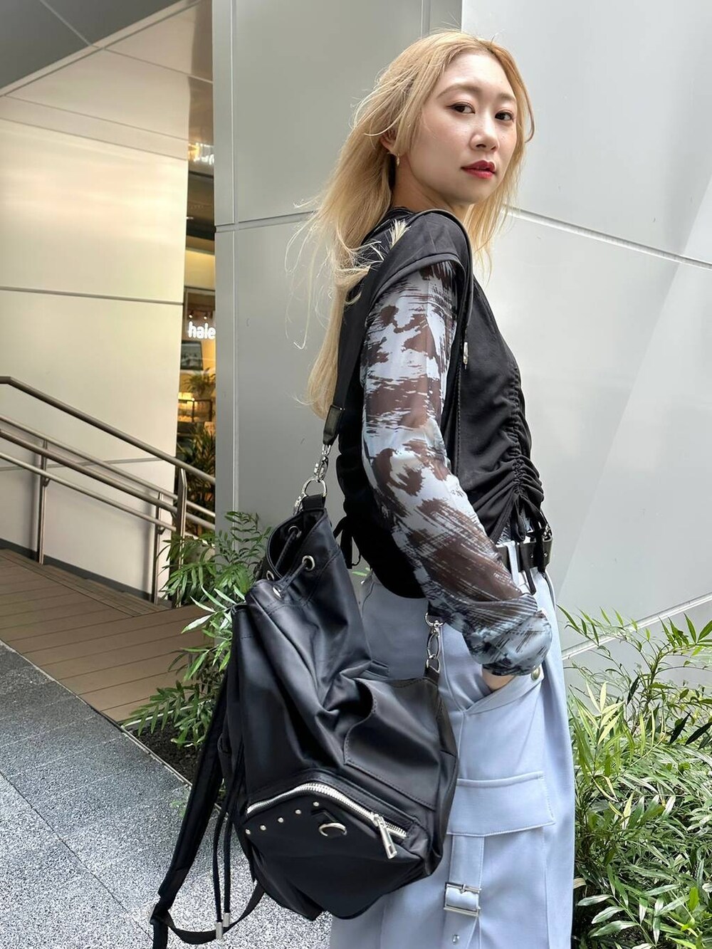 「きれいめ、着痩せ・細見え、モード、Tシャツ、ワイドパンツ、結婚式2次会、休日コーデ、デート/ロマンティック、夏コーデ、女子会、個性派、モテ、カラーコーデ_HARE、HARE」｜「HAREのラメメッシュスニーカーサンダル(HARE)（サンダル、ブラック系）」を使った、hare_usamiさん（レディース・158cm）の夏コーディネートの4枚目の写真