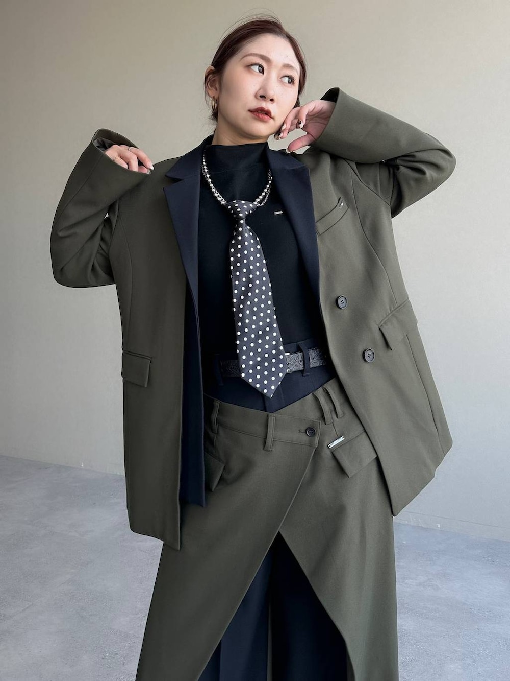 その他のネクタイ、ブラック系のショルダーバッグ、ブラック系のローファーを着用したレディースの冬コーディネートの4枚目の写真