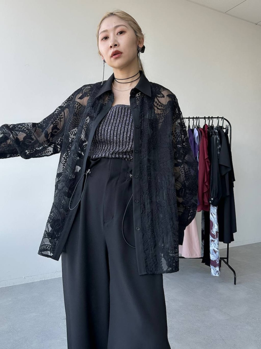 「春コーデ、女子会、個性派、きれいめ、着痩せ・細見え、モード、結婚式2次会、休日コーデ、デート/ロマンティック、モテ、カラーコーデ_HARE、HARE、ワイドパンツ、タンクトップ、シャツ」｜「HAREの2WAYスクエアラメニットタンクトップ(HARE)（タンクトップ、ブラック系）」を使った、hare_usamiさん（レディース・158cm）の春コーディネートの3枚目の写真