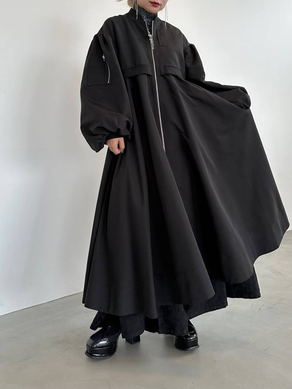 ブラック系のニット/セーター、ブラック系のブーツ、ブラック系のブルゾンを着用したレディースの秋コーディネートの8枚目の写真