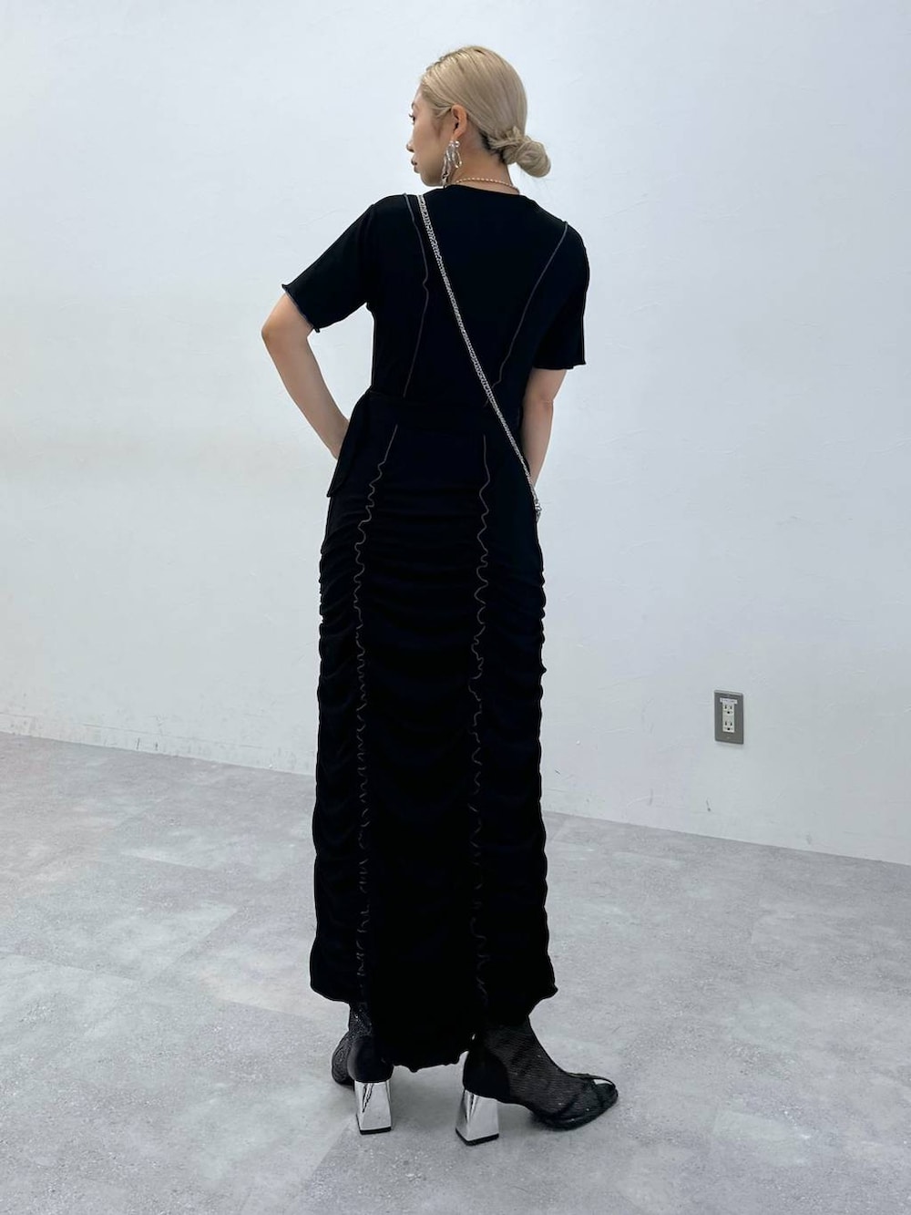 「体型カバー、着痩せ・細見え、モード、結婚式2次会、休日コーデ、デート/ロマンティック、秋コーデ、女子会、個性派、モテ、きれいめ、カラーコーデ_HARE、HARE、ワンピース」｜「HAREのメタルヒールメッシュブーサン(HARE)（サンダル、ブラック系）」を使った、hare_usamiさん（骨格ウェーブ・レディース・158cm）の春コーディネートの2枚目の写真