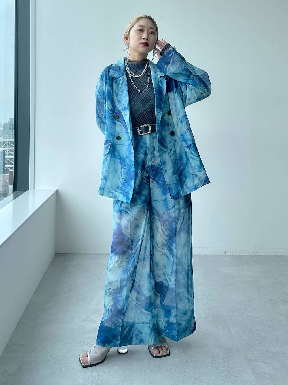 シルバー系のサンダル、ブルー系のその他パンツ、ブルー系のテーラードジャケットを着用したレディースの春コーディネートの8枚目の写真