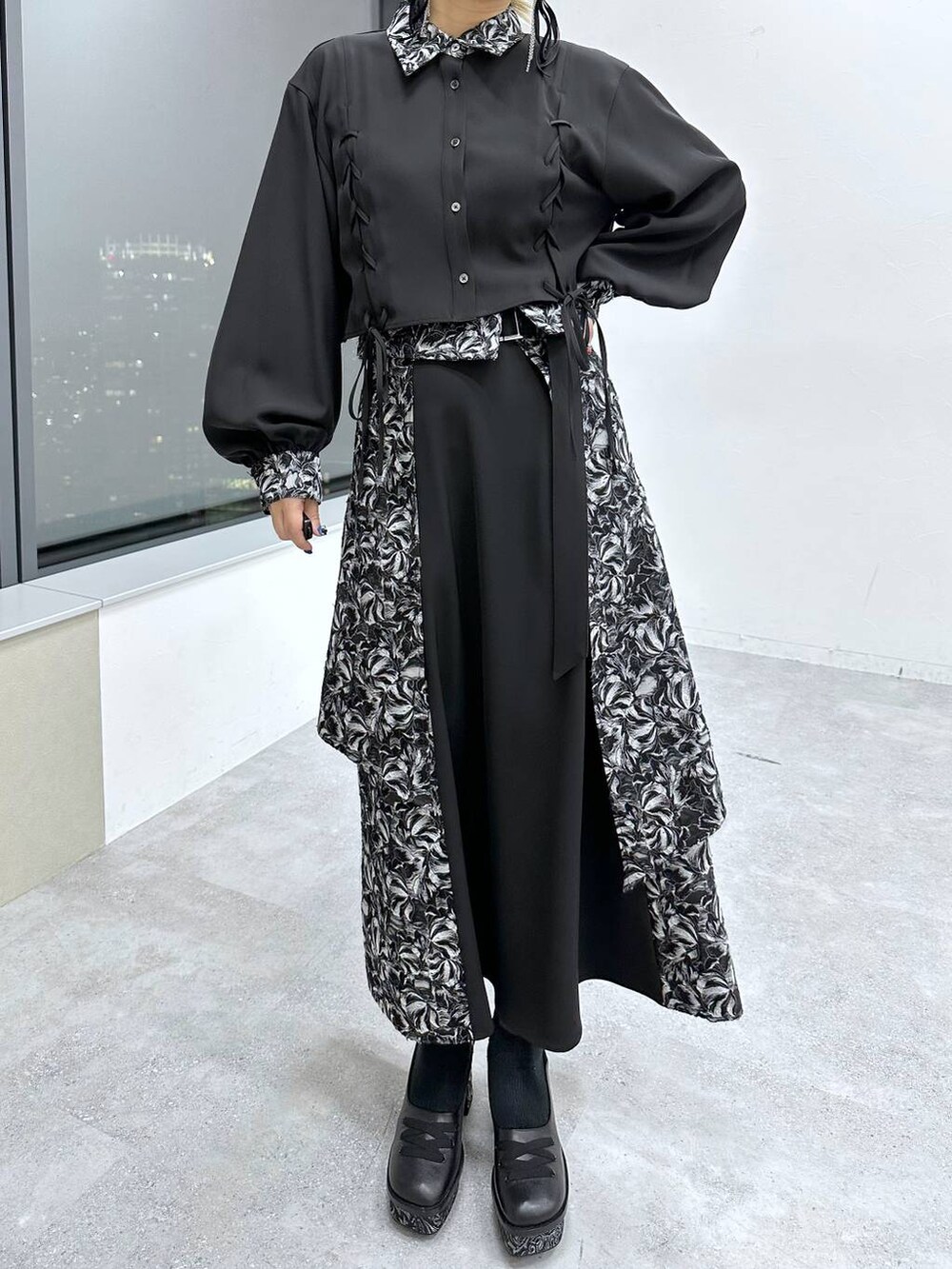 「体型カバー、着痩せ・細見え、モード、結婚式2次会、休日コーデ、デート/ロマンティック、秋コーデ、女子会、個性派、モテ、きれいめ、カラーコーデ_HARE、HARE、セットアップ、シャツ」｜「HAREのキリカエジャガードレースアップシャツ(HARE)（シャツ/ブラウス、ブラック系）」を使った、hare_usamiさん（レディース・158cm）の冬コーディネートの6枚目の写真