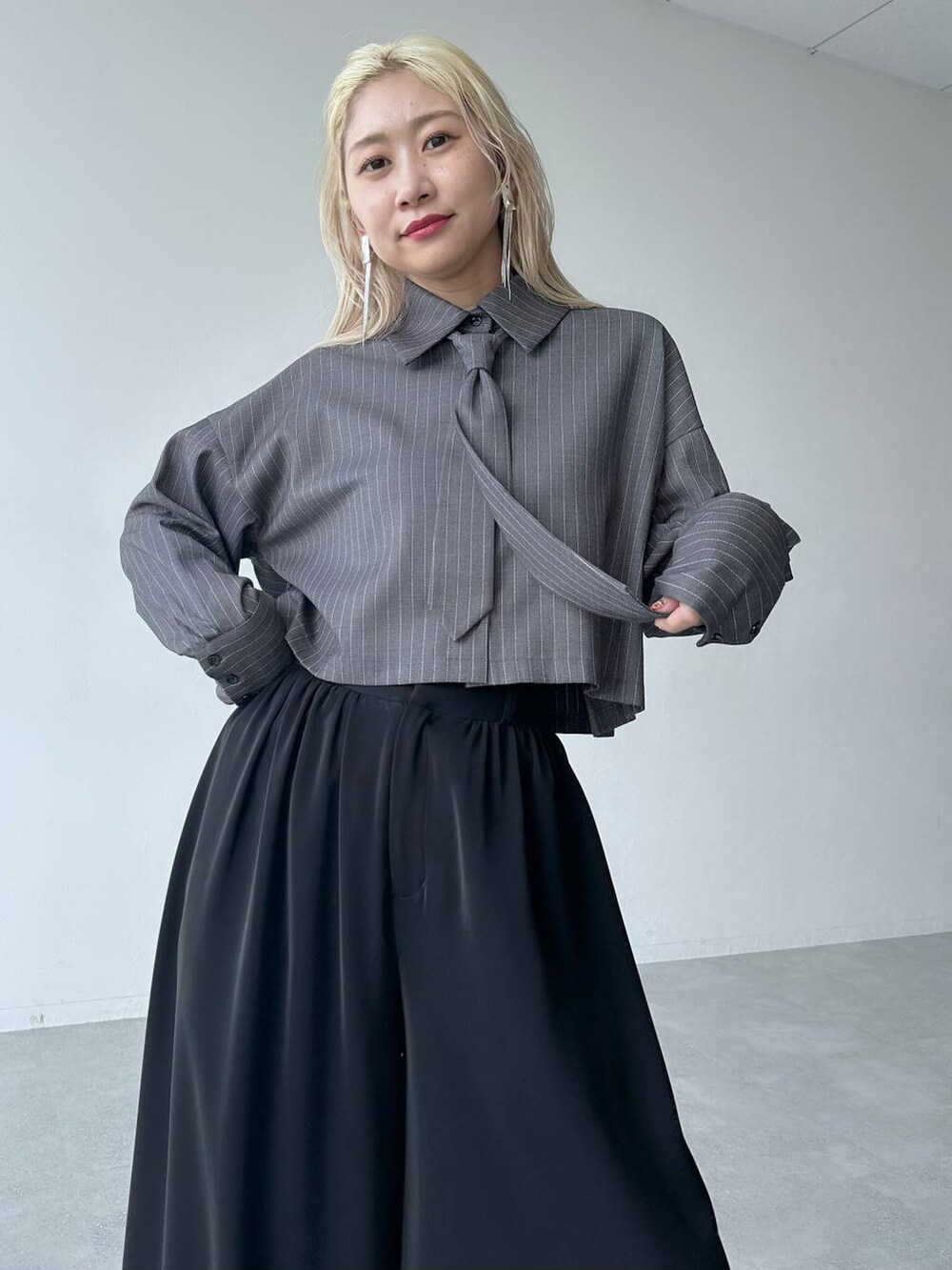 「体型カバー、着痩せ・細見え、モード、結婚式2次会、休日コーデ、デート/ロマンティック、夏コーデ、女子会、個性派、モテ、きれいめ、カラーコーデ_HARE、HARE、シャツ、シャツスタイル」｜「HAREのトロミワイドパンツ(HARE)（スラックス、ブラック系）」を使った、hare_usamiさん（骨格ウェーブ・レディース・158cm）の夏コーディネートの4枚目の写真