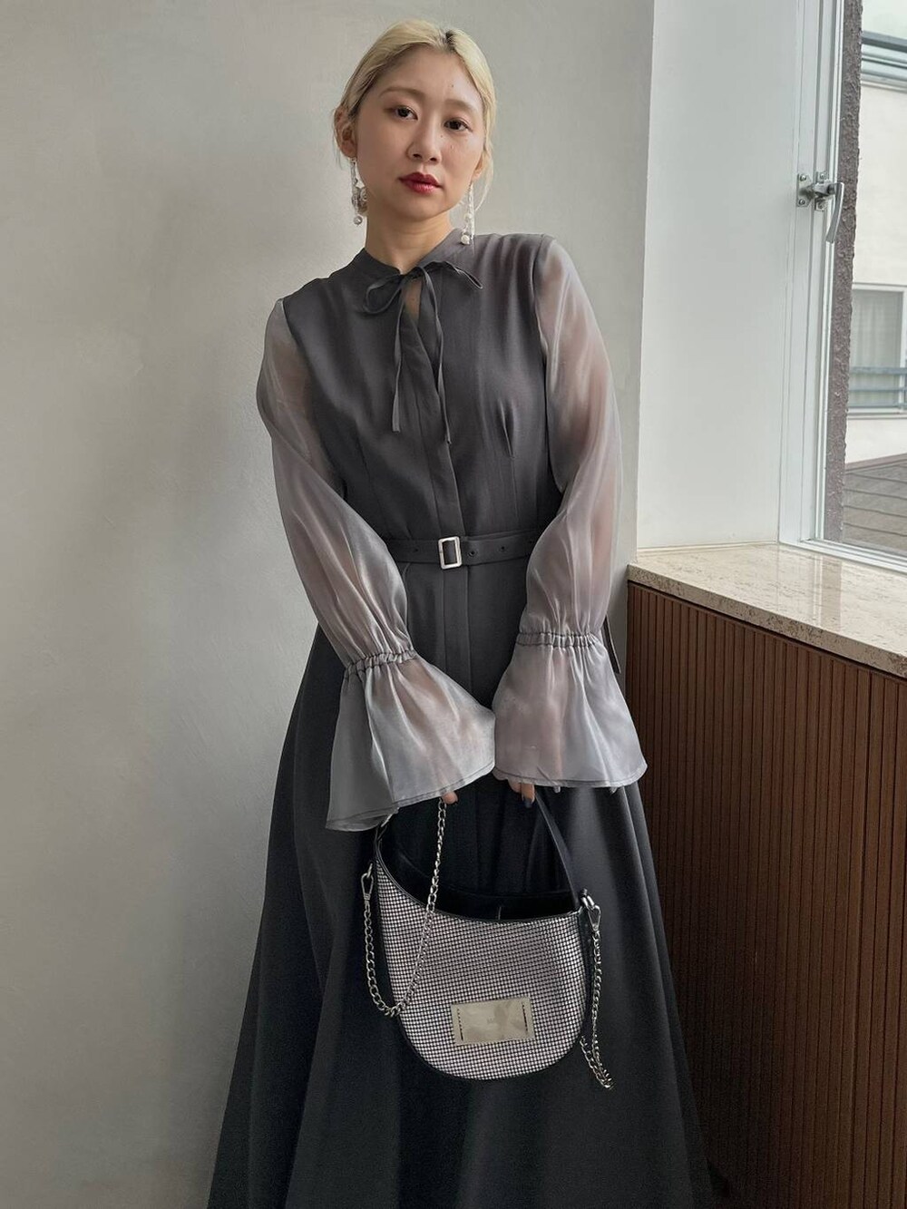 「体型カバー、着痩せ・細見え、HARE、モード、結婚式2次会、休日コーデ、デート/ロマンティック、秋コーデ、女子会、個性派、モテ、きれいめ、カラーコーデ_HARE、ワンピース、パンプス」｜「HAREのムーンガタミニバッグ(HARE)（ハンドバッグ、シルバー系）」を使った、hare_usamiさん（骨格ウェーブ・レディース・158cm）の秋コーディネートの5枚目の写真