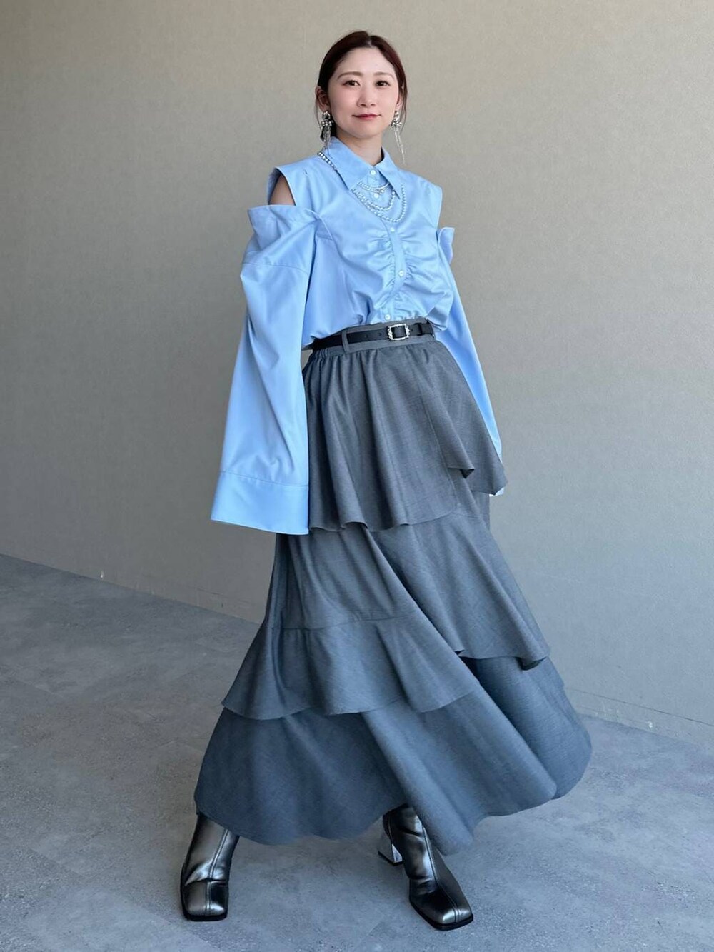 シルバー系のブーツ、ブルー系のシャツ/ブラウス、シルバー系のイヤリングを着用したレディースの冬コーディネートの7枚目の写真