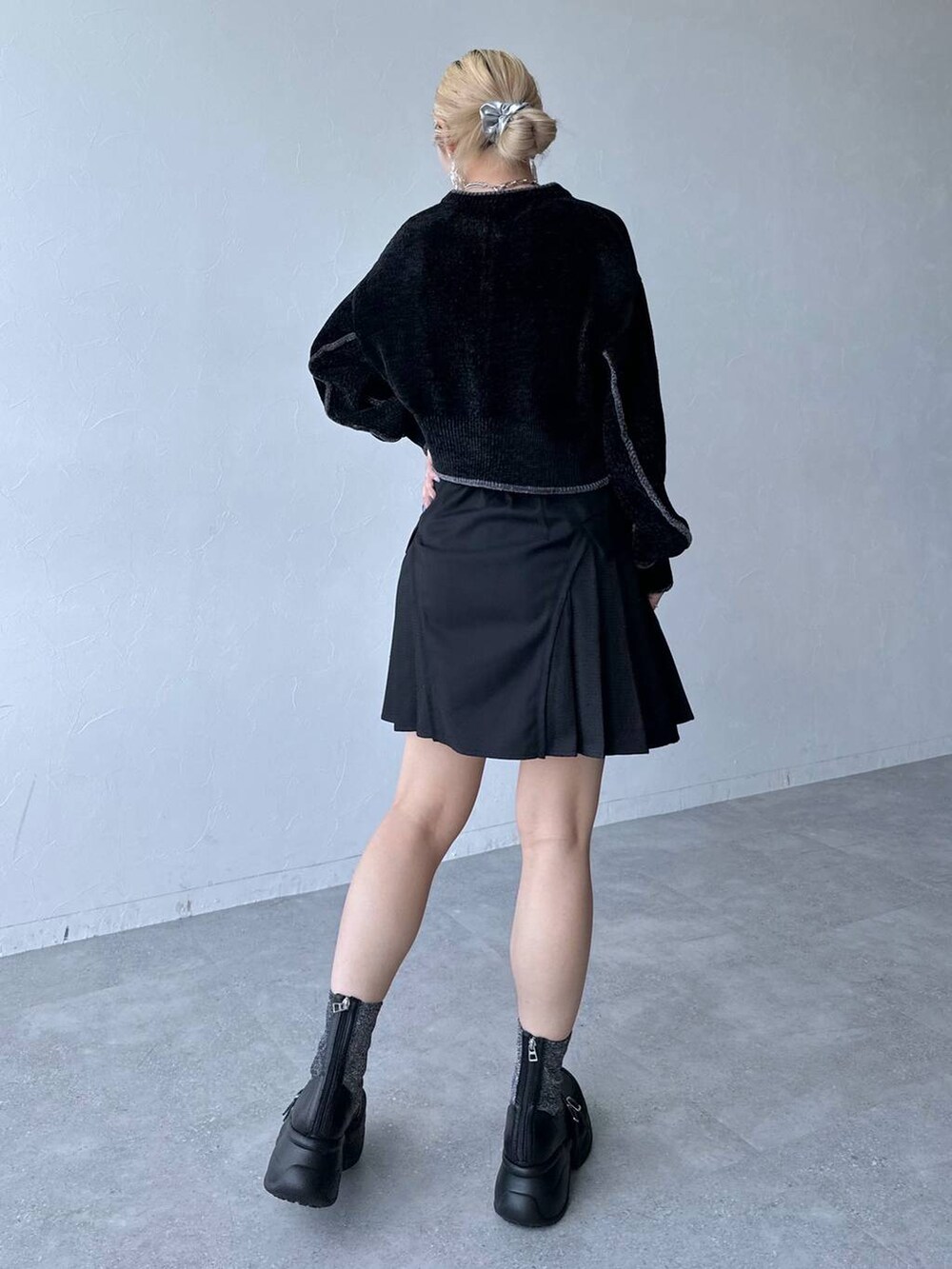 シルバー系のブーツ、ブラック系のその他パンツ、ブラック系のカーディガン/ボレロを着用したレディースの夏コーディネートの2枚目の写真