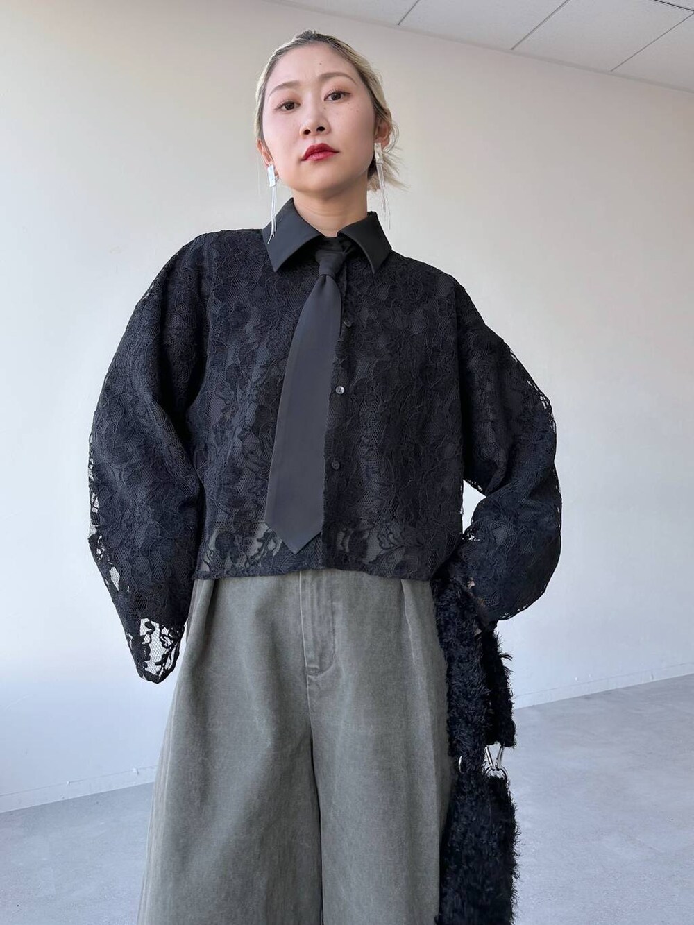 「体型カバー、着痩せ・細見え、モード、結婚式2次会、休日コーデ、デート/ロマンティック、秋コーデ、女子会、個性派、モテ、きれいめ、カラーコーデ_HARE、HARE、シャツ、シャツスタイル」｜「HAREのメタリックサイドゴアブーツ(HARE)（ブーツ、ブラック系）」を使った、hare_usamiさん（レディース・158cm）の冬コーディネートの4枚目の写真