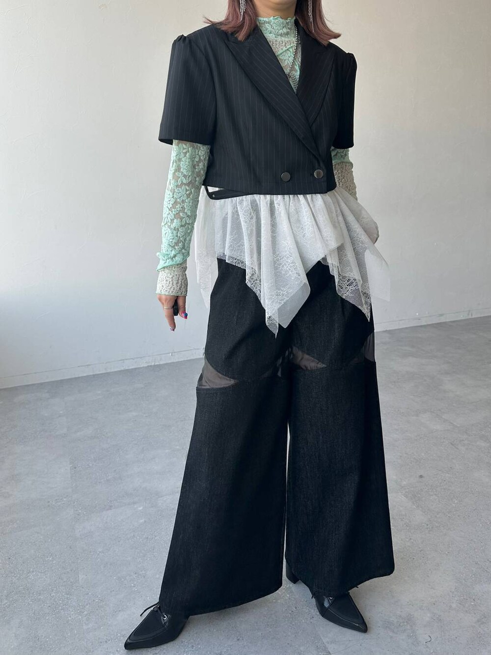 ブラック系のサンダル、ブラック系のデニムパンツ、グリーン系のTシャツ/カットソーを着用したレディースの春コーディネートの7枚目の写真