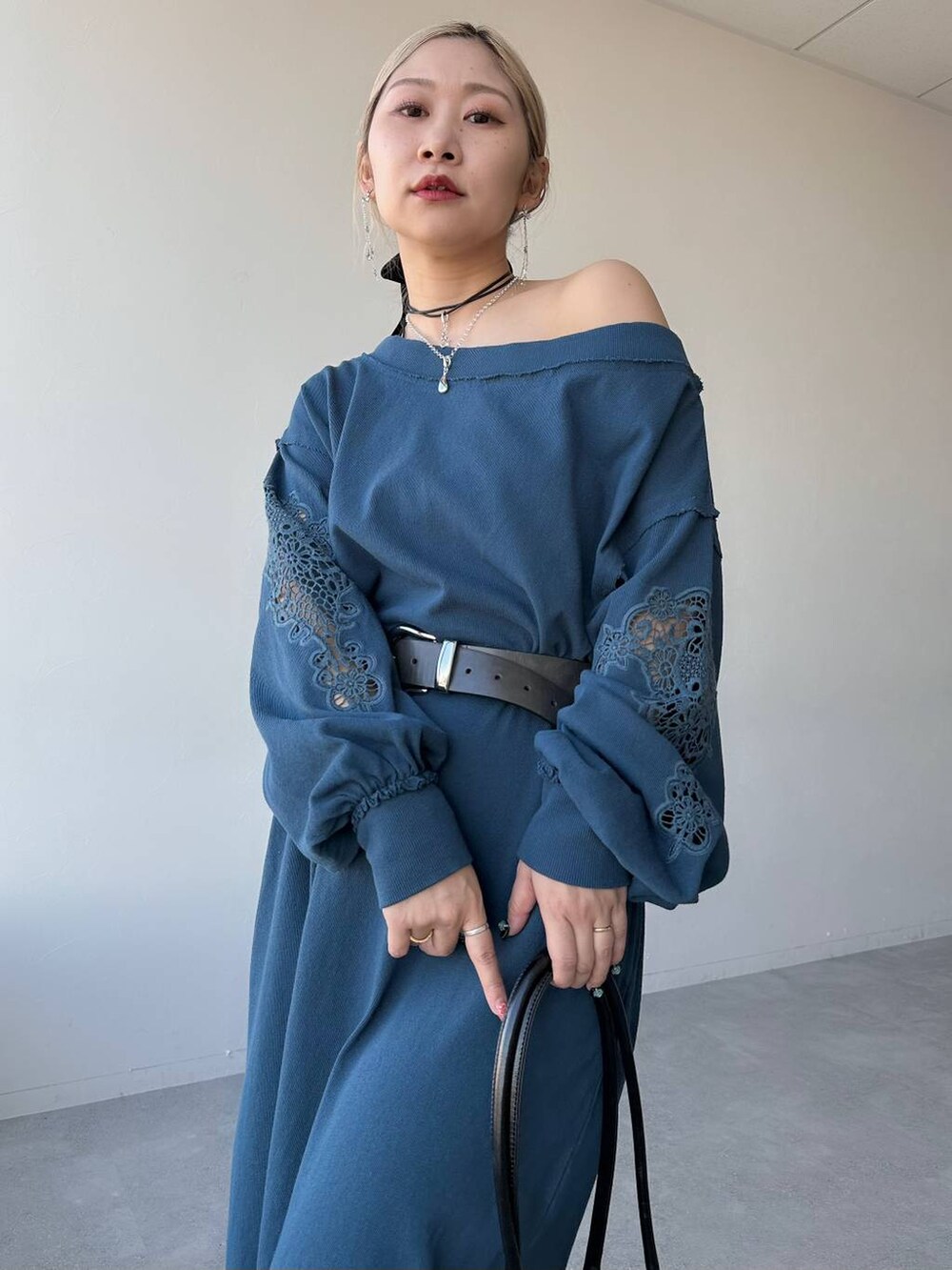 「体型カバー、着痩せ・細見え、モード、結婚式2次会、休日コーデ、デート/ロマンティック、春コーデ、女子会、個性派、モテ、きれいめ、カラーコーデ_HARE、HARE、ベルト、ワンピース」｜「HAREのサイドアキメッシュキリカエブーツ(HARE)（ブーツ、ブラック系）」を使った、hare_usamiさん（レディース・158cm）の冬コーディネートの4枚目の写真